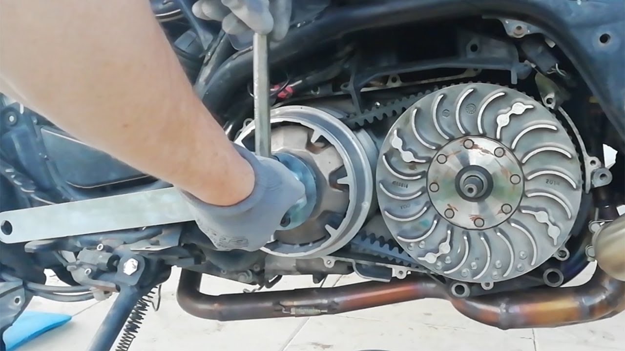 Gilera GP 800 Aprilia SRV 850 Comment changer variateur, courroie, galets, embrayage et ressorts ?