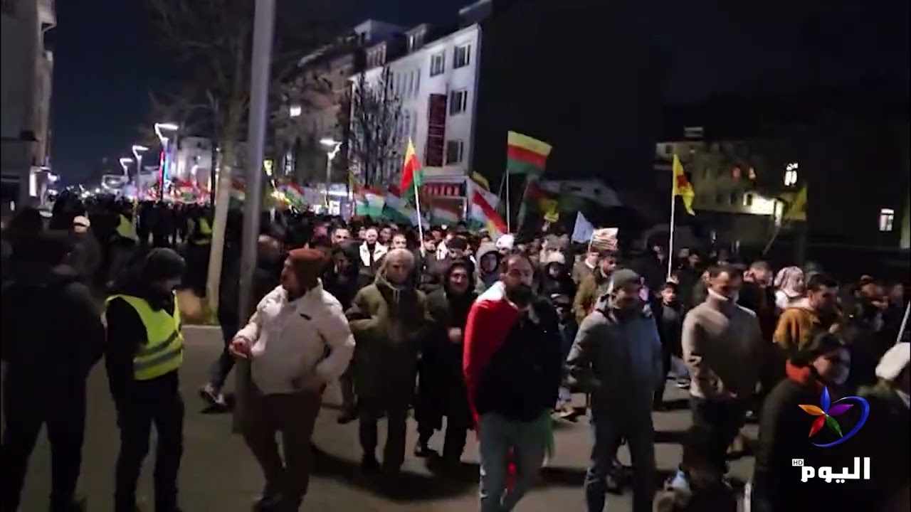 مظاهرة ليلية في مدينة مونشن غلادباخ بألمانيا تضامناً مع الكرد في شمال شرق سوريا