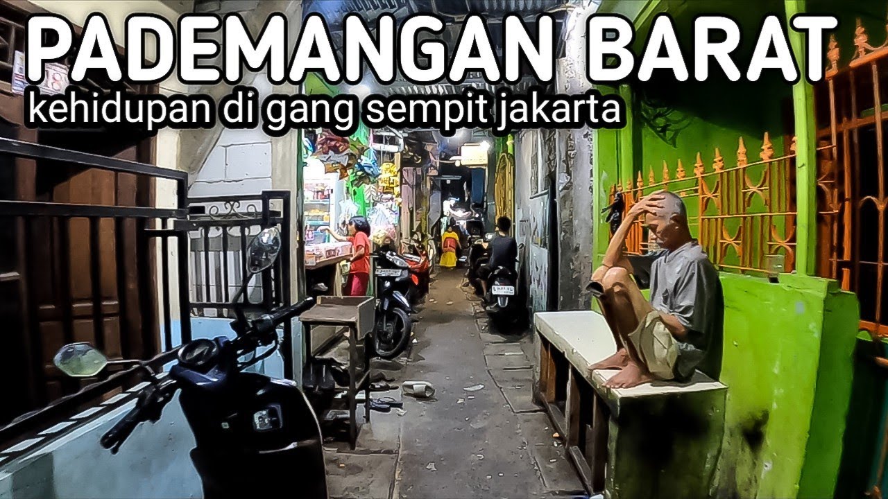 BELUSUKAN MALAM DI PEMUKIMAN GANG SEMPIT PADEMANGAN BARAT JAKARTA UTARA