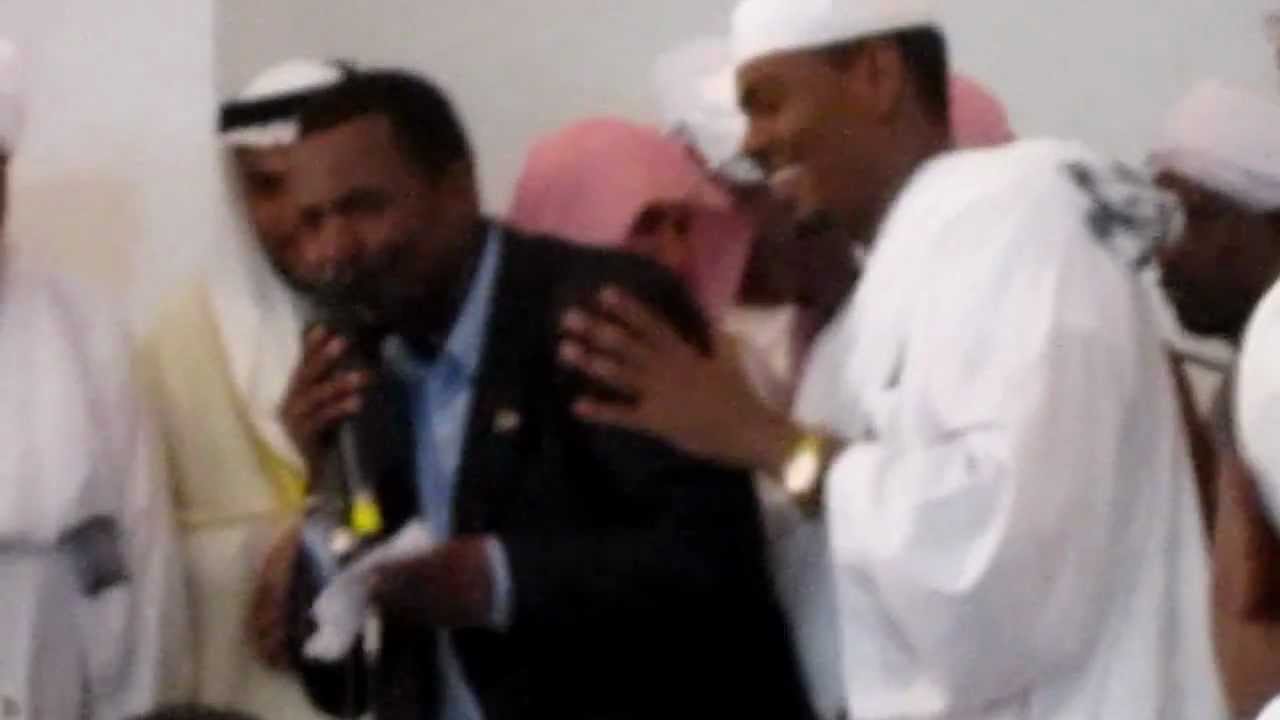 الشيخ ماهر المعيقلي يستمع الي القارئ السوداني شيخ يوسف