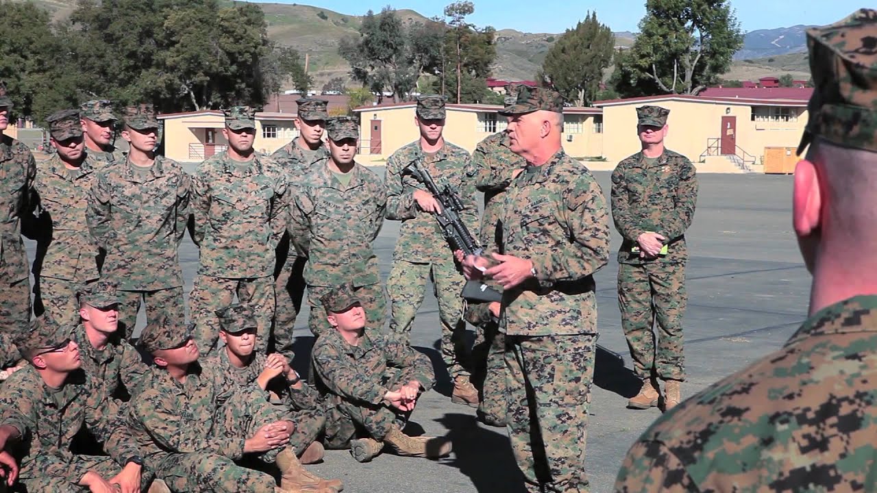 General visits 4th Recon Marines