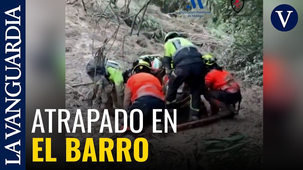 Diez horas de rescate de un hombre atrapado con barro hasta la cintura en Málaga