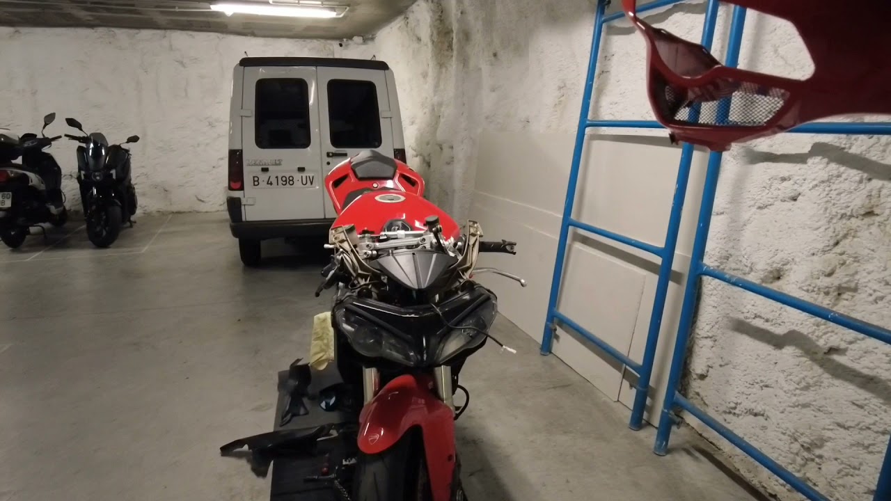 Ducati 848 Air filter remove - change - Filtre à air - Changer / Nettoyer Ducati 848, 1098, 1198