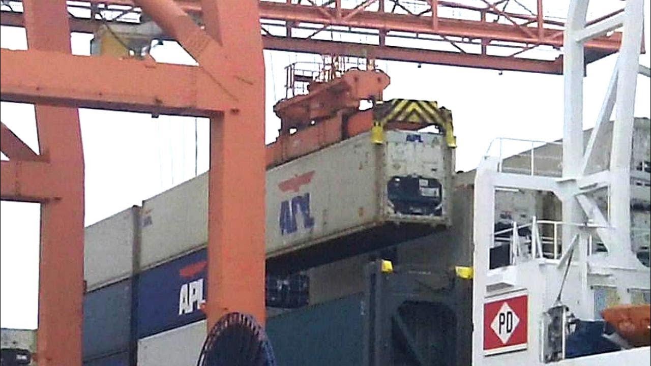 Rozładunek kontenerów w termianalu BCT.Container Terminal Operations.Ship Container unloading.