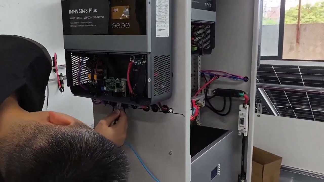 Comment établir une communication entre la batterie au lithium et l'onduleur de BONJOUR SOLAR ?
