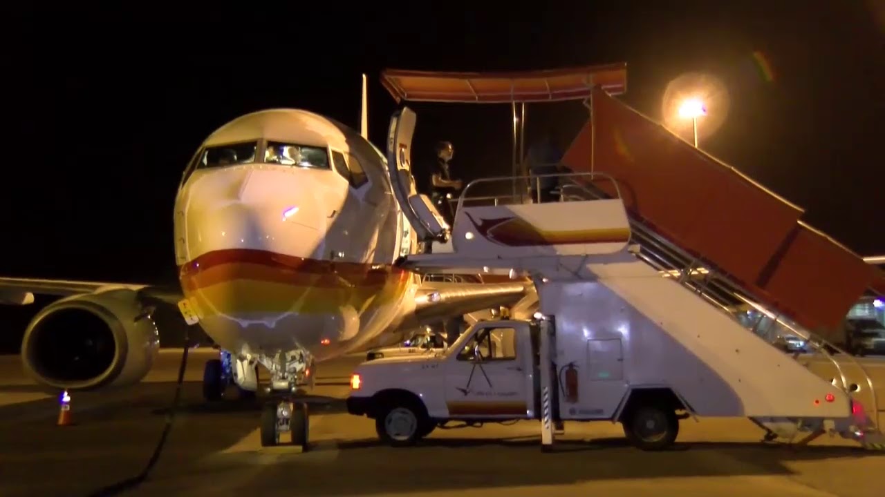 AANKOMST NIEUW VLIEGTUIG BOEING 737-700