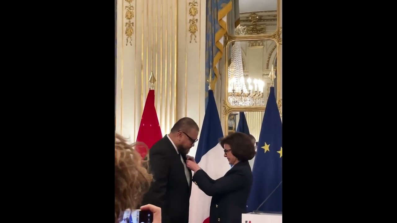 Joko Anwar Menerima Chevalier (Knight) of  Ordre des Arts et des Lettres dari pemerintahan Prancis
