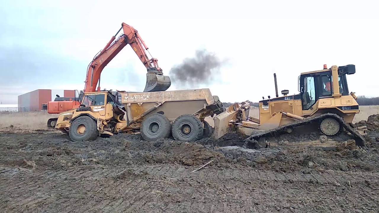 Volvo A25C dumptruck stuck im mud
