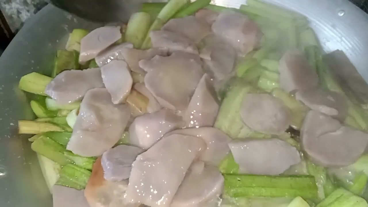 Nagluluto ako ng ginataang gabi na may sahog na 1/2 kilong suso at 2ng malalaking niyog 