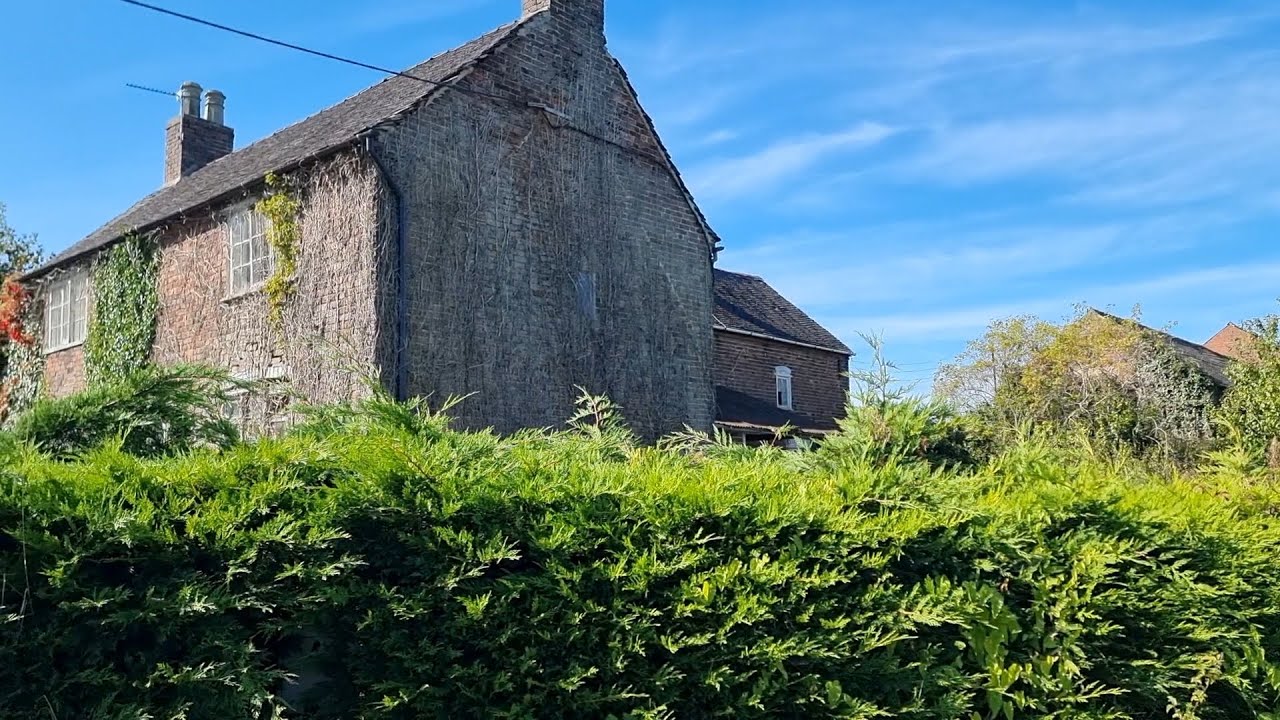 WE TRAVEL BACK IN TIME AT THIS AMAZING ABANDONED ENGLISH FARMHOUSE!!!