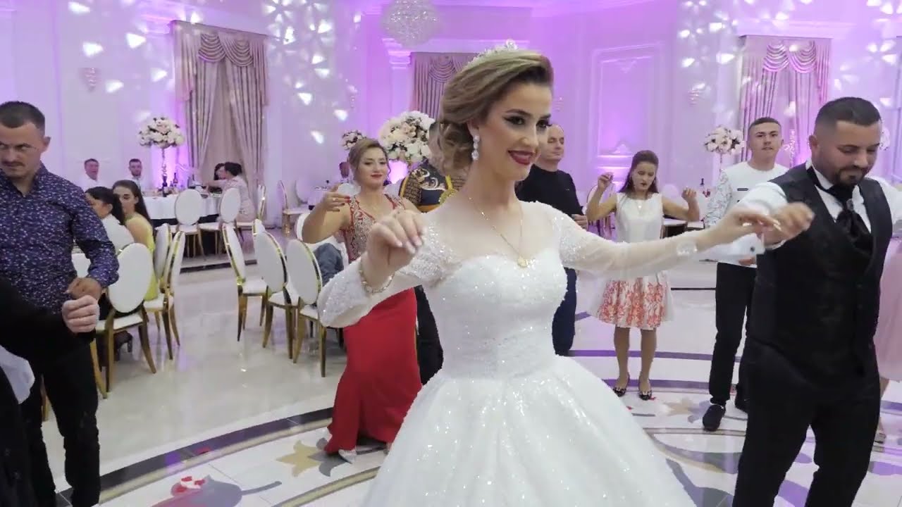 Hyrja e ciftit ne banket dhe hapja e valles nga familja . Pjesa 1. Shqiperia e Mesme