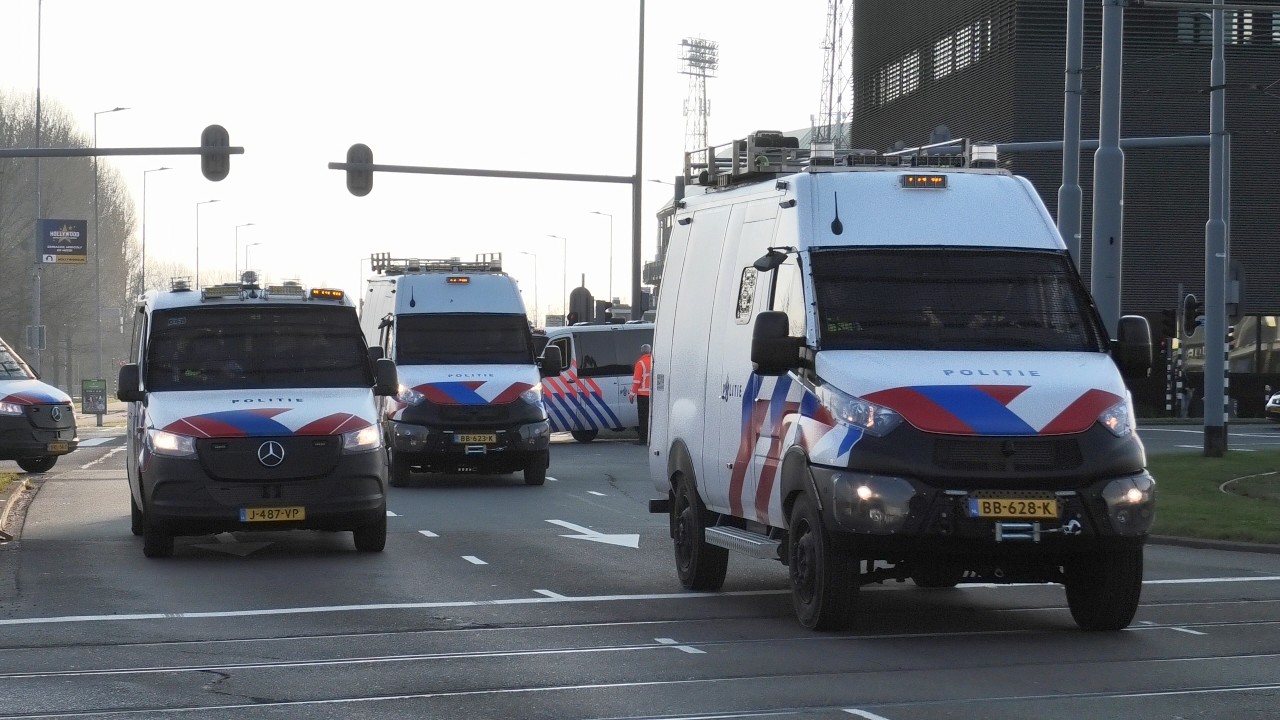 Veel politie ingezet voor begeleiding spelersbus Ajax na Klassieker in De Kuip! #1672