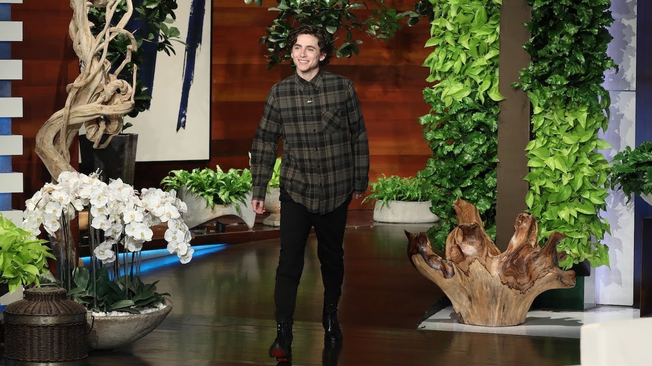 Timothée Chalamet как только он запер свою голую маму на балконе