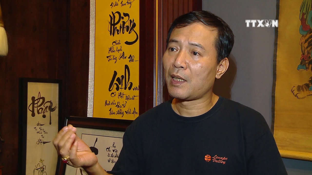 Young artist writes the beauty of Vietnamese calligraphy