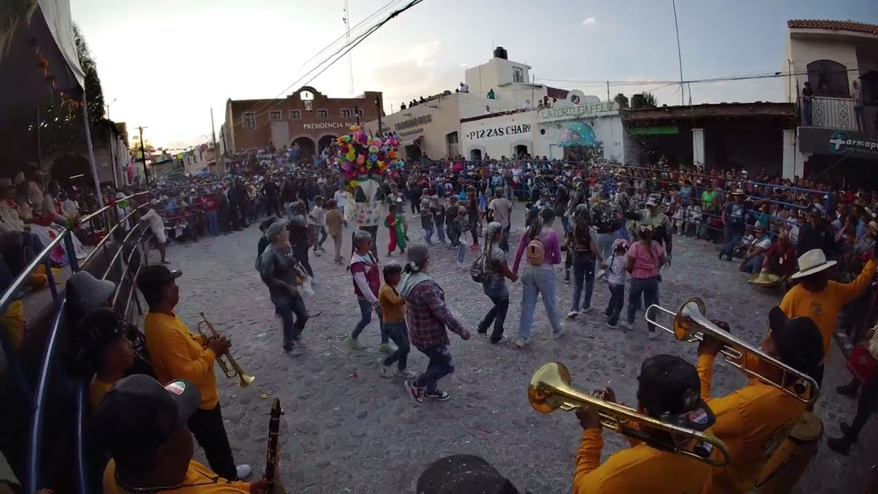 los niños de la primaria también saben bailar en Charo Michoacán