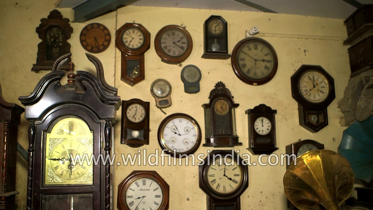 Antique wall clock and gramophone shop in Delhi