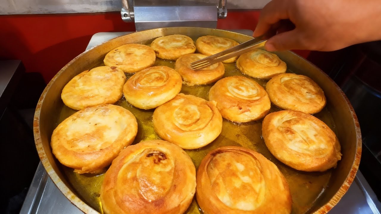 freshly made street beef pie. #satisfyingvideo  #streetfood  #美食