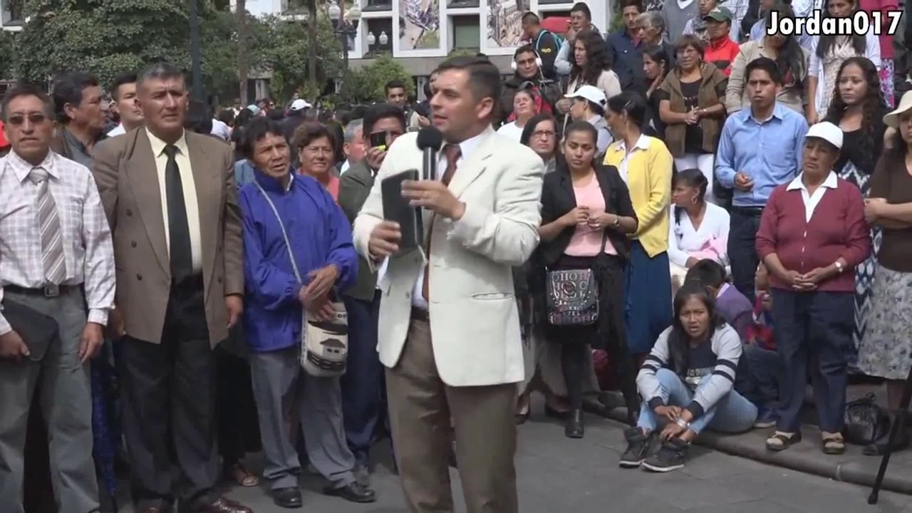 EVANGÉLICO DEJA EN RIDÍCULO A CATÓLICOS EN LA CALLE   HUGO ALBORNOZ