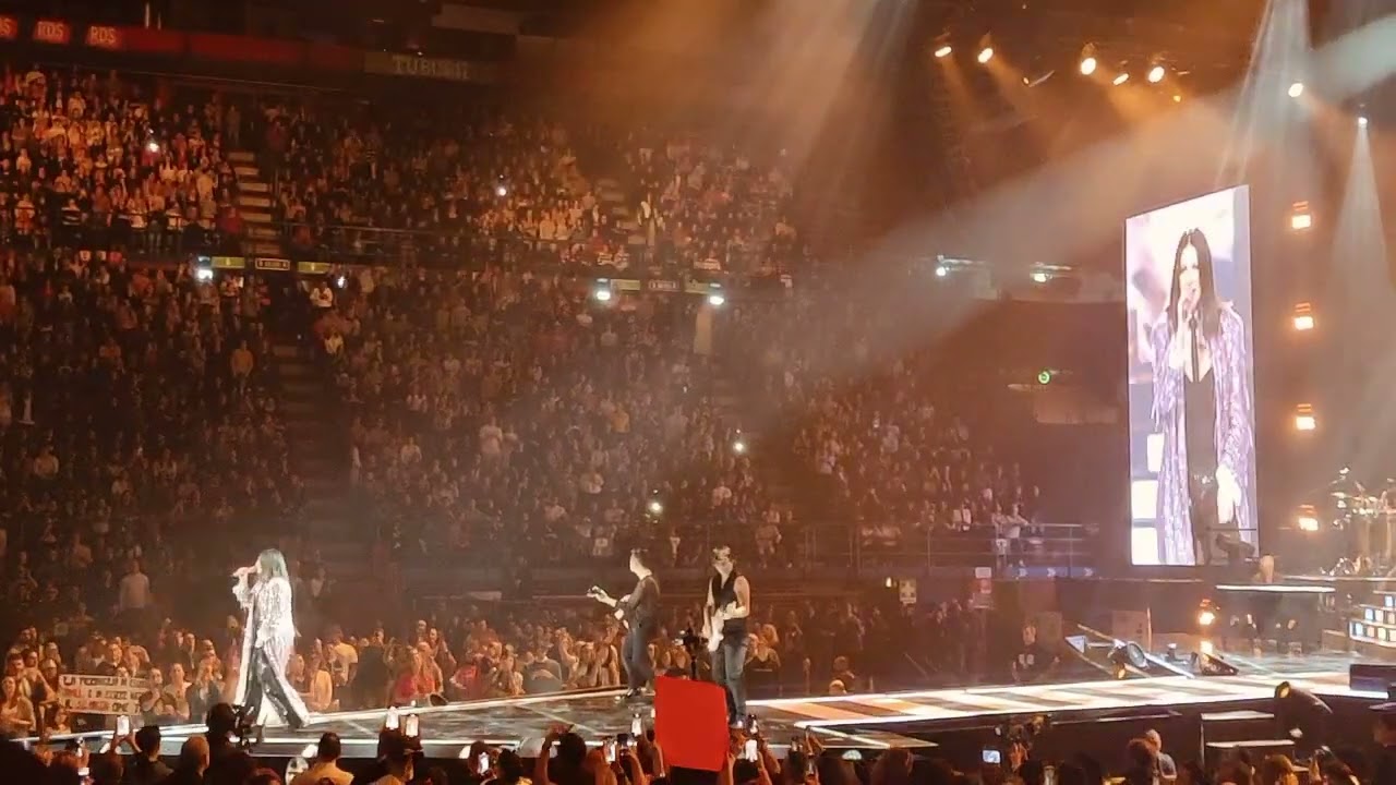 2024 Laura Pausini - Resta in ascolto (live)