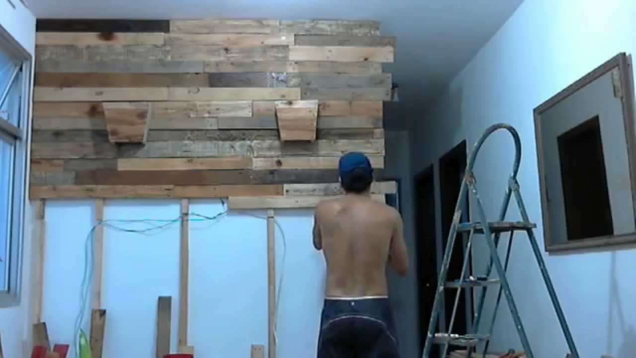 Painel de TV feito com pallets usados.