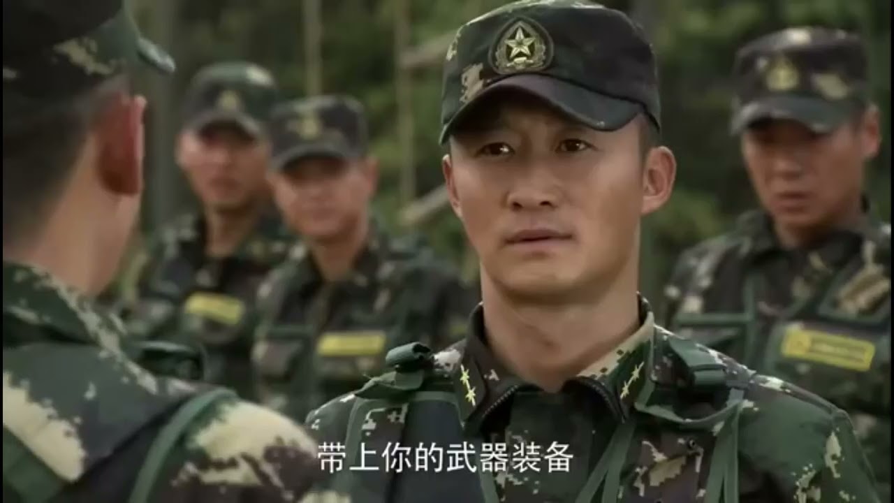 何晨光为军事游戏活动半裸试枪⚡战争