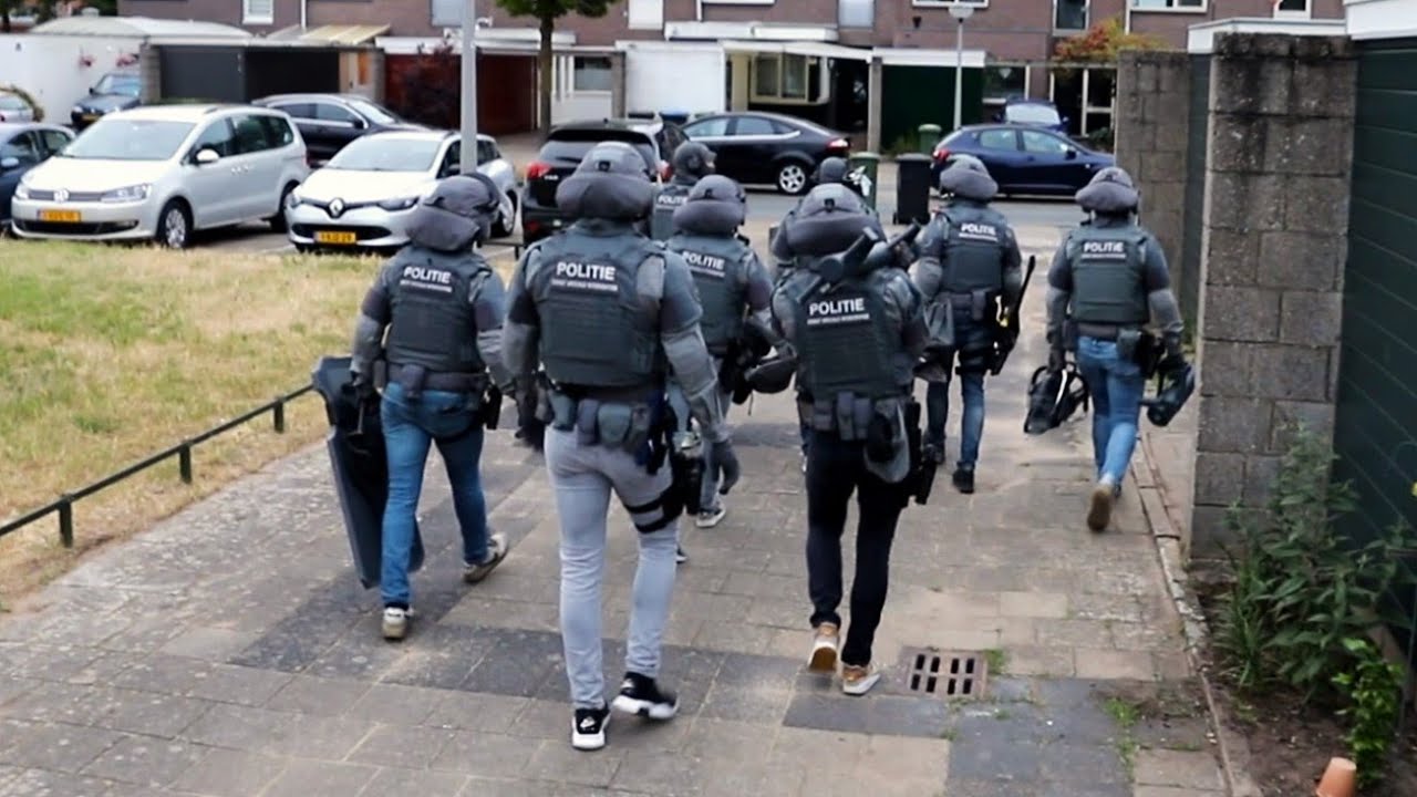 Arrestatieteam doet inval in woning - Arnhem-Zuid 27 06 2023