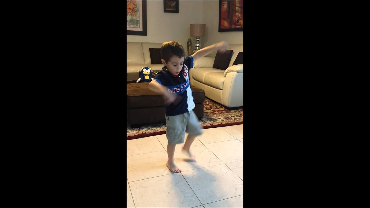 4 year old dances Pa Pa l'Americano Just Dance