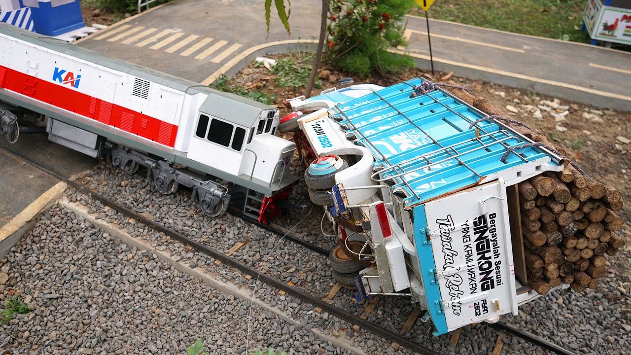 Cerita Truk Oleng New Tawakal Nekat Trobos Palang Pintu Kereta Api Sampai Tertabrak