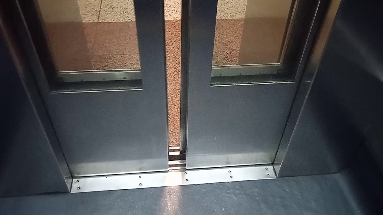 Το ασανσέρ του μετρό, στον σταθμό Πανεπιστήμιο (Προς Ελληνικό)