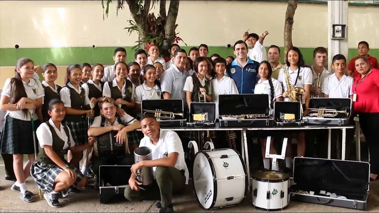 Instrumentos musicales fueron donados a la banda de marcha del Colegio Isidro Caballero