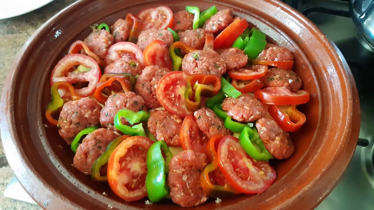 tajin marroquí rico y saludable  de carne molida y verduras / comida de Marruecos
