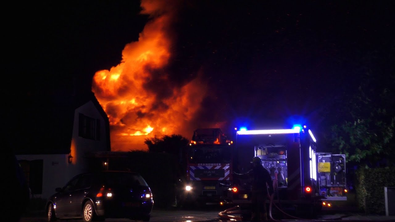 Zeer grote brand legt grote loods in Heerhugowaard in de as