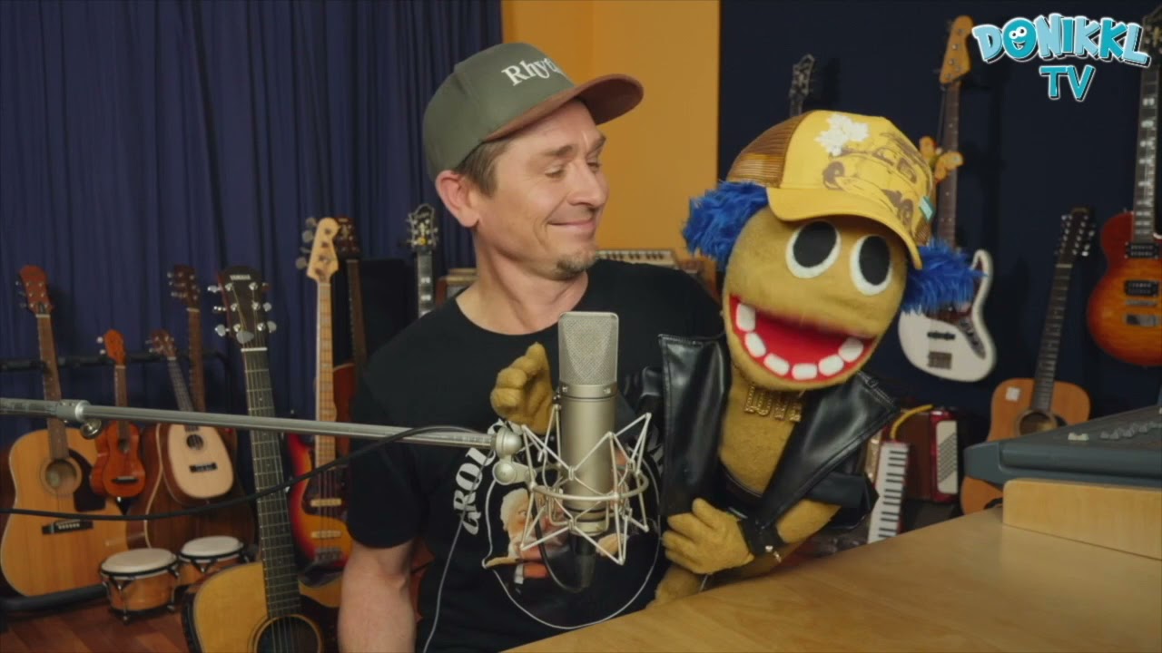 Kinderlieder - Macher DONIKKL wird zu einer Handpuppe! Witzige Puppen - Action f&uuml;r Kinder