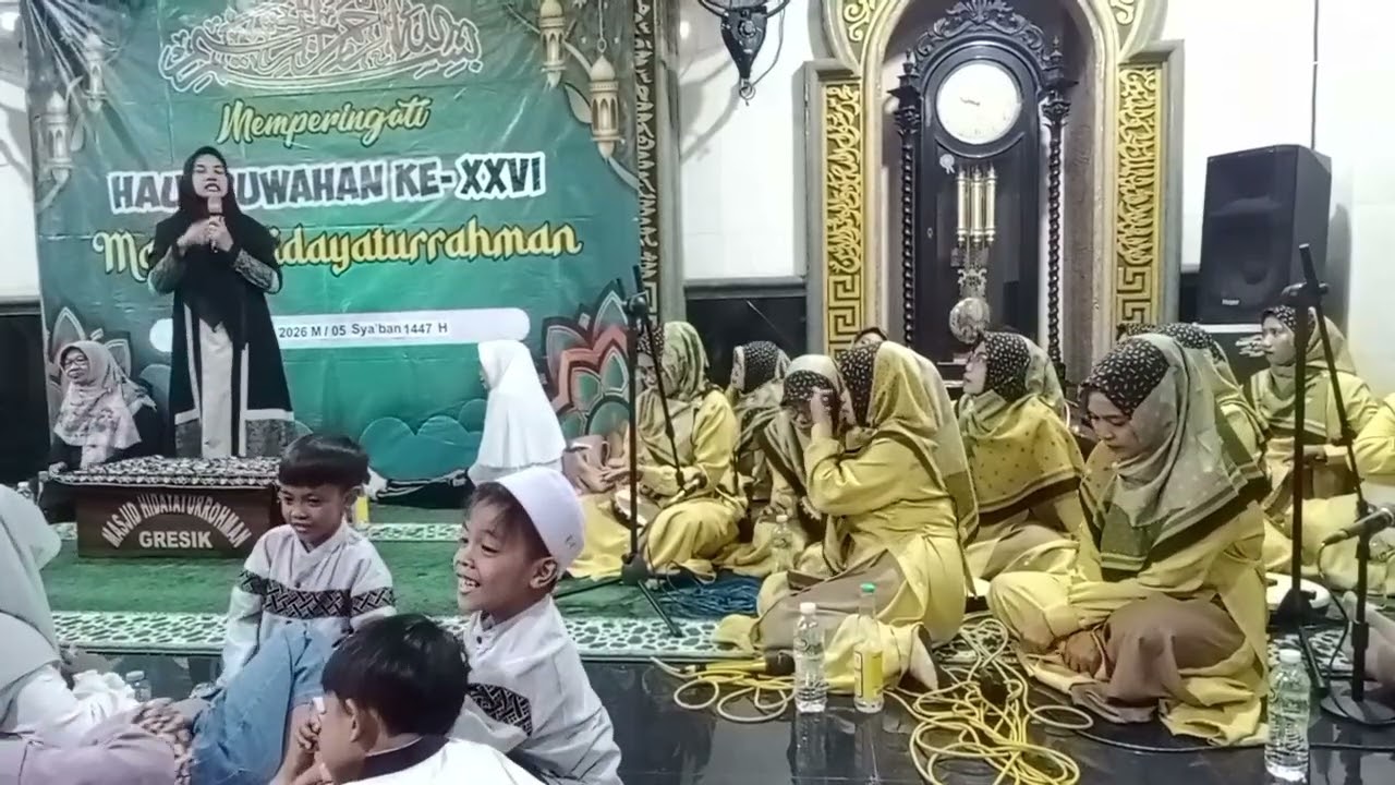 Bu Nyai Riza Dwi Andini, dalam acara HAUL UMUM RUWAHAN Masjid Hidayaturrohman karangbolet Gresik