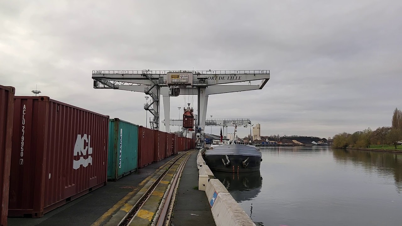 Déchargement de conteneurs au Terminal à conteneur du Port de Lille