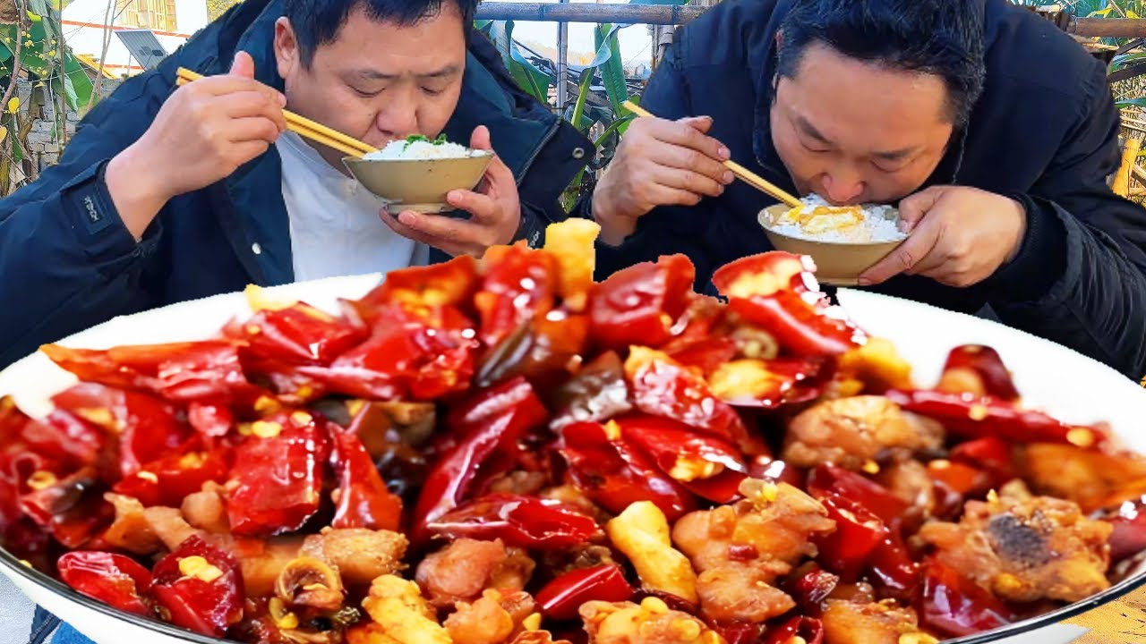 一整隻風乾雞，二弟一個清湯一個麻辣，哥倆大口吃爽了！【鐵鍋視頻】