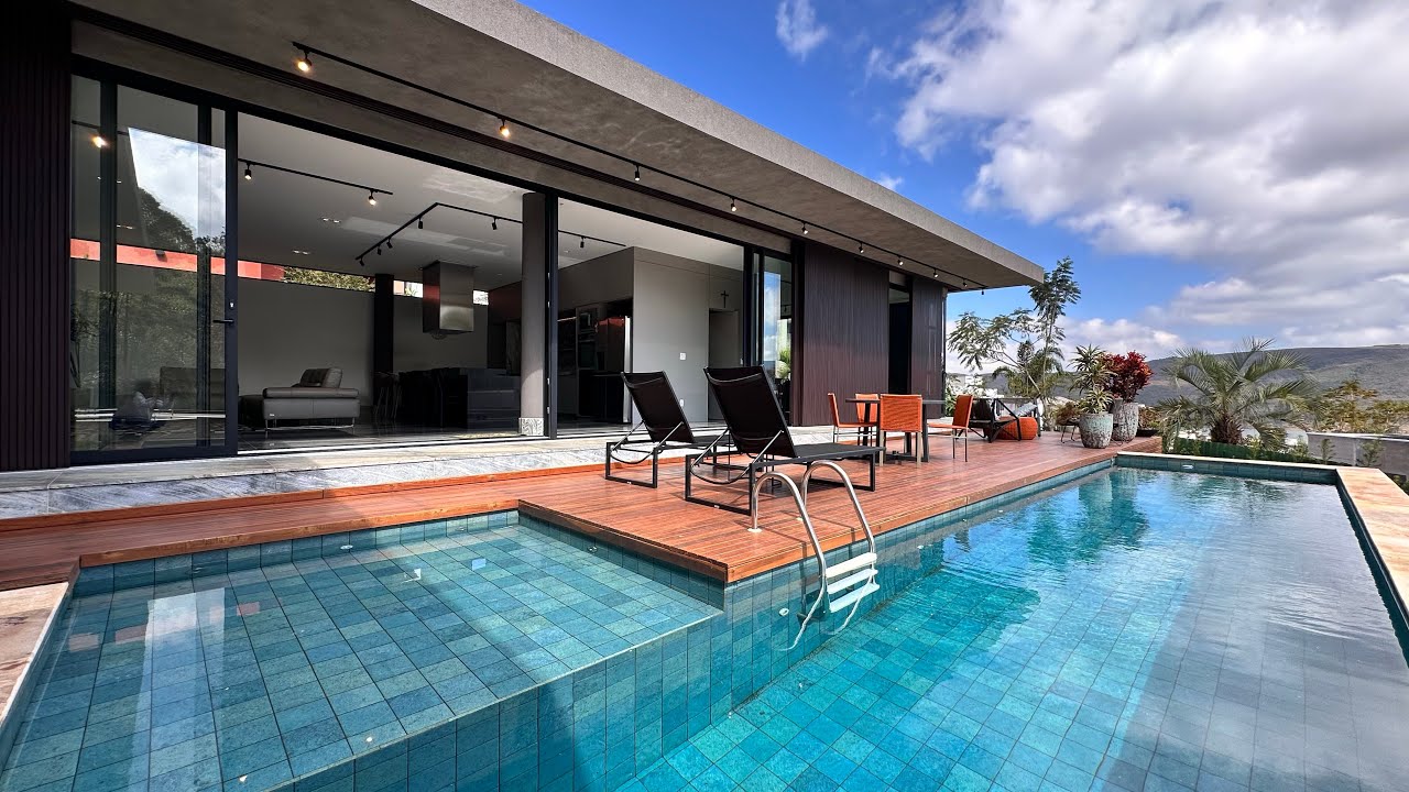 Casa linear à venda de porteira fechada com fundo para mata de preservação.