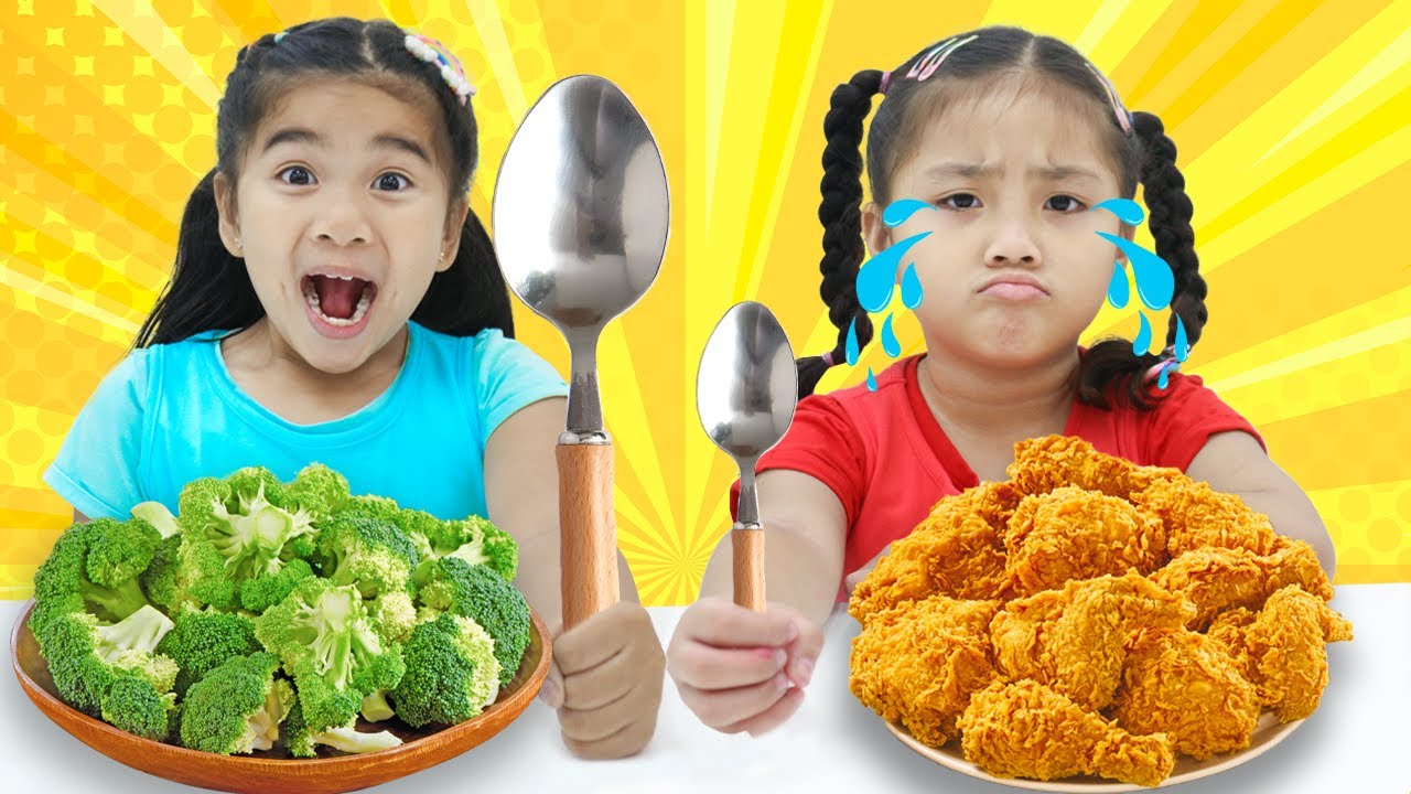 Annie and Suri Pretend Play the Big and Small Spoon Food Challenge