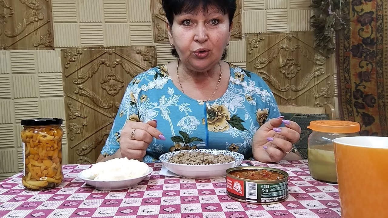 Мукбанг  😋👍. Гречка, килька с овощами, грибы, творожная масса, чай.