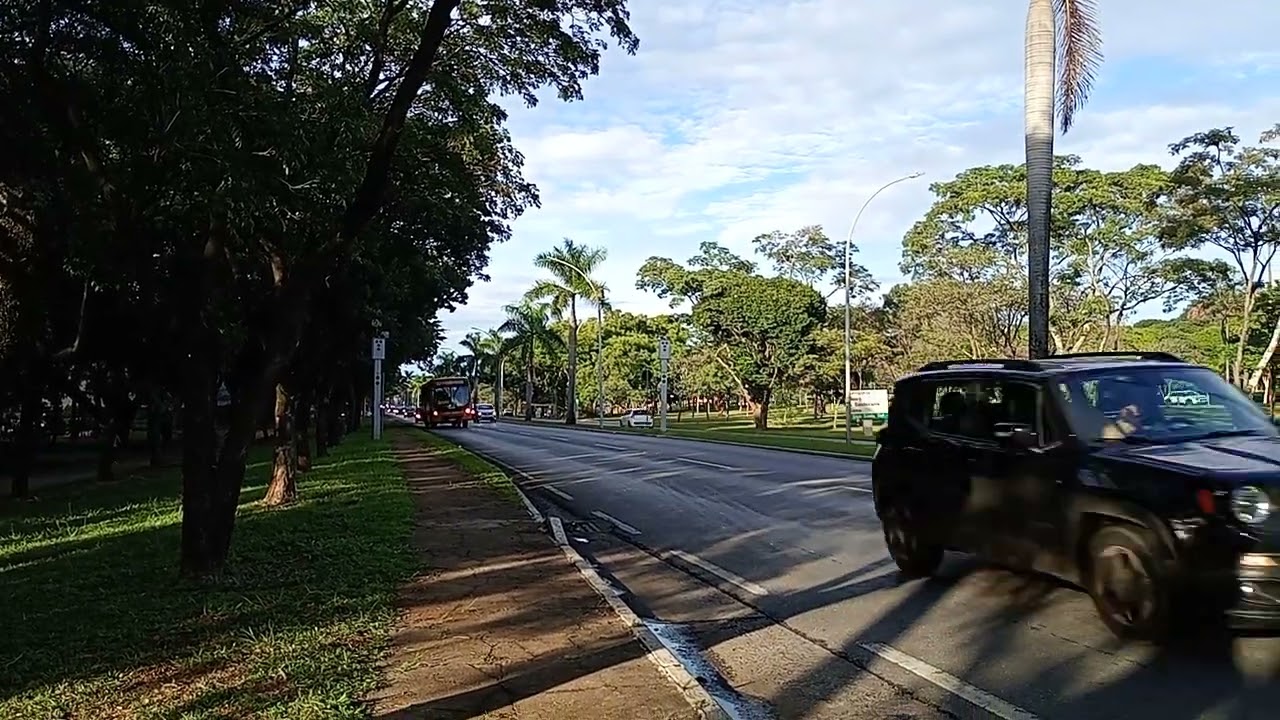 Ônibus urbano da Viação Marechal de passagem no Eixo Sul no centro de Brasília-DF.