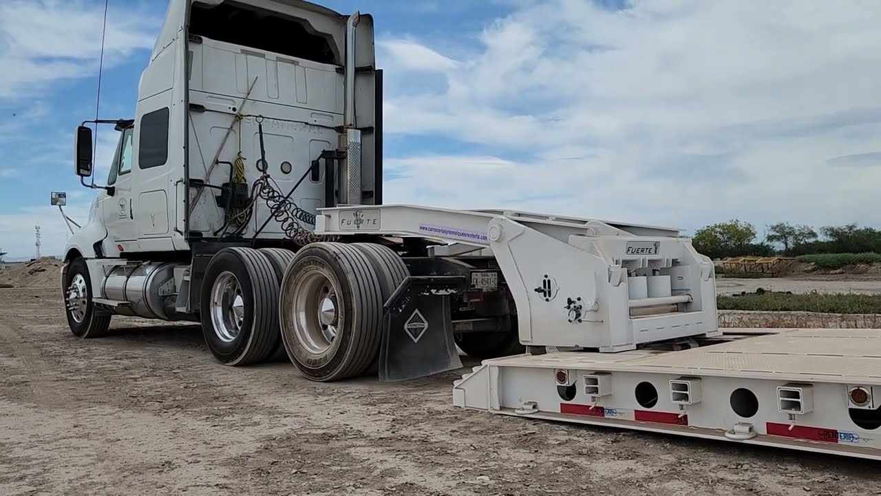Lowboy cama baja marca Renteria modelo Fuerte 30T con cuello desmontable.