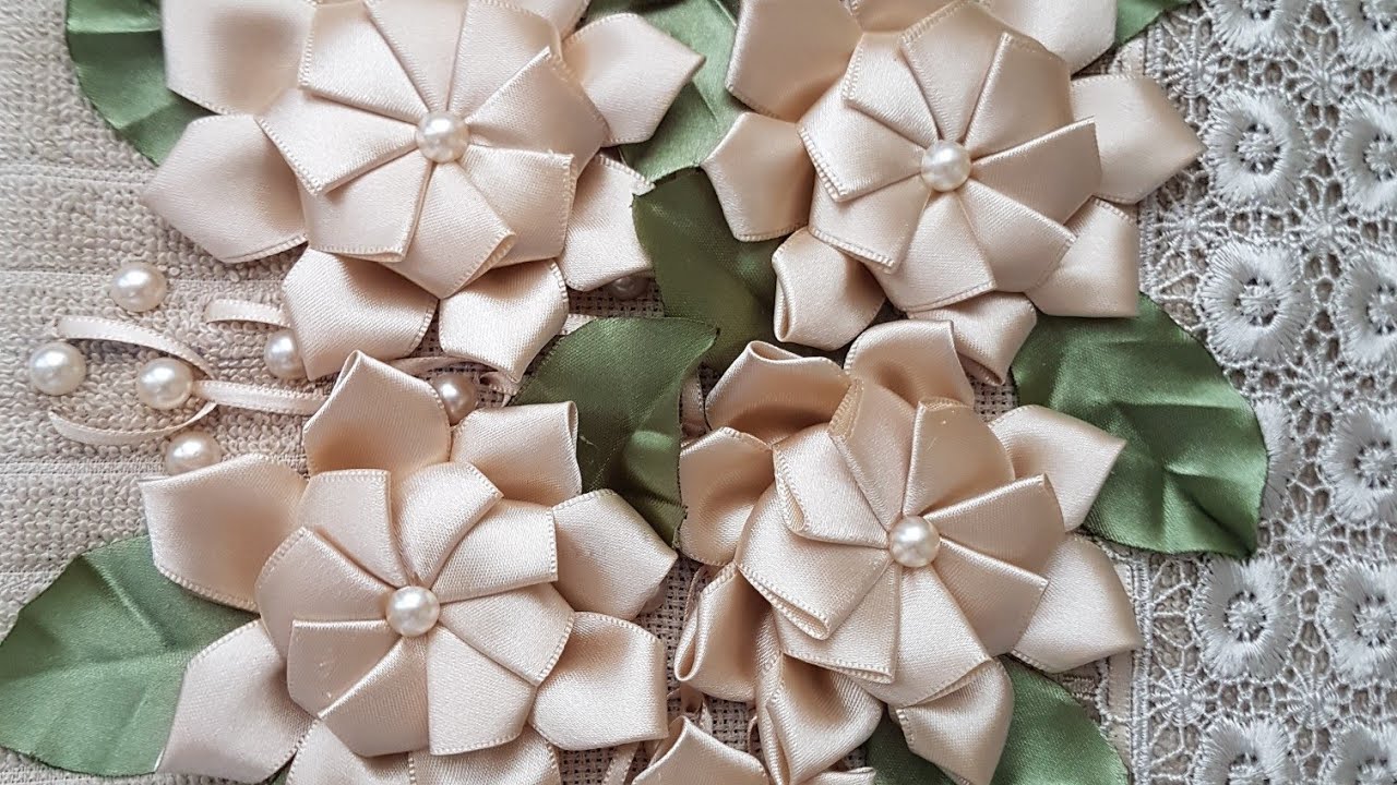 linda e clássica flor de cetim.