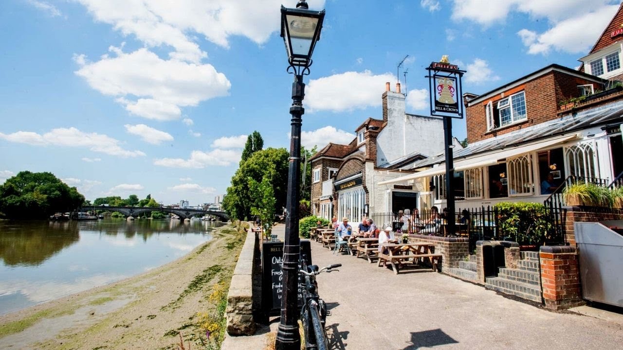 Walking from London Chiswick to Putney and the River Thames on a Sunny Day