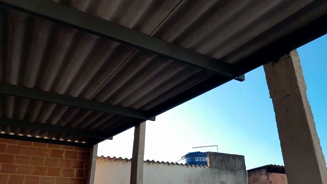 Mais uma cobertura feita de ferro U, com telhas de fibrocimento.