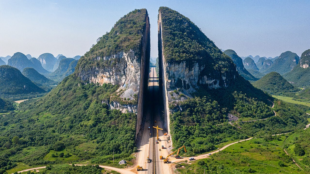 Mereka Membelah Gunung untuk Membangun Jembatan Paling Luar Biasa di Dunia