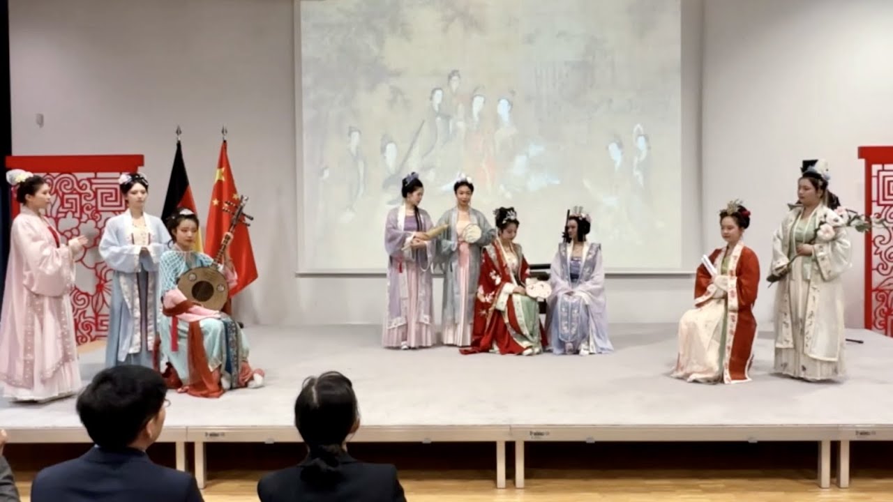 We bring ancient paintings, Chinese HanFu and GuQin to the German stage.在德国柏林演绎宋画-下《阆苑女仙图》