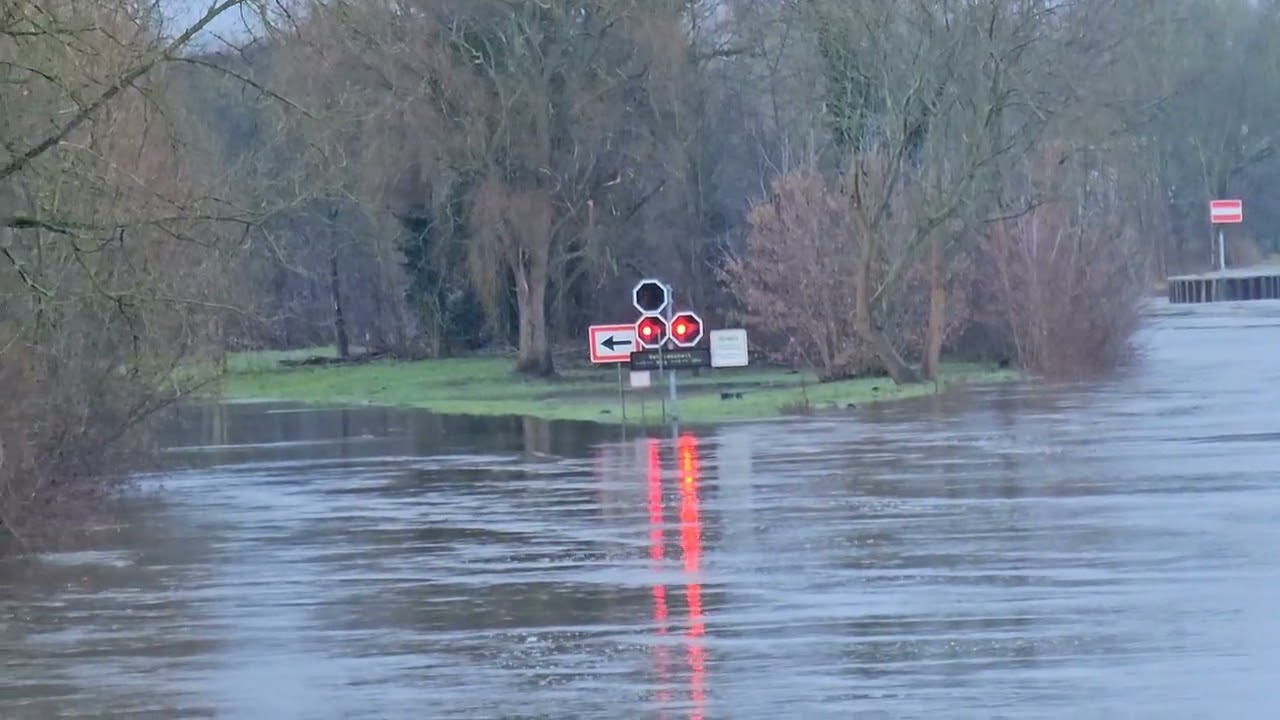 Hochwasser an der Saale in Halle am ersten Weihnachtsfeiertag