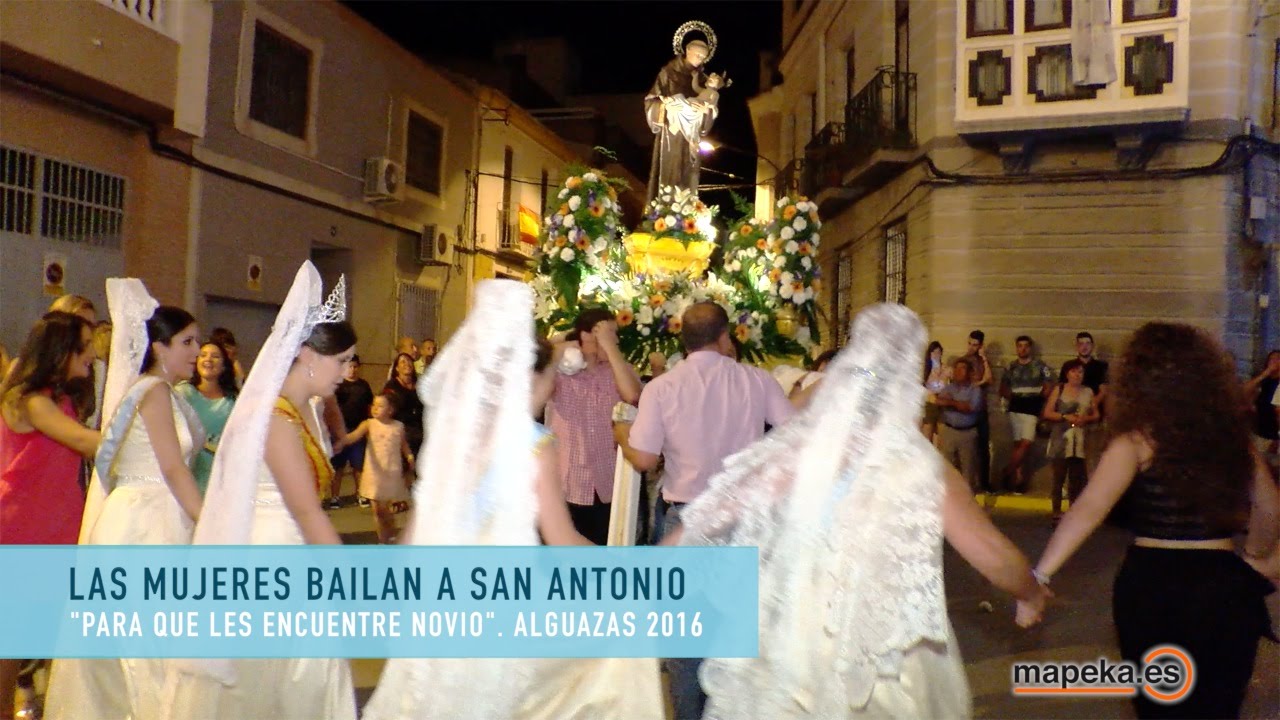 Bellas mujeres bailan a San Antonio para que les encuentre novio. Fiestas de Alguazas 2016