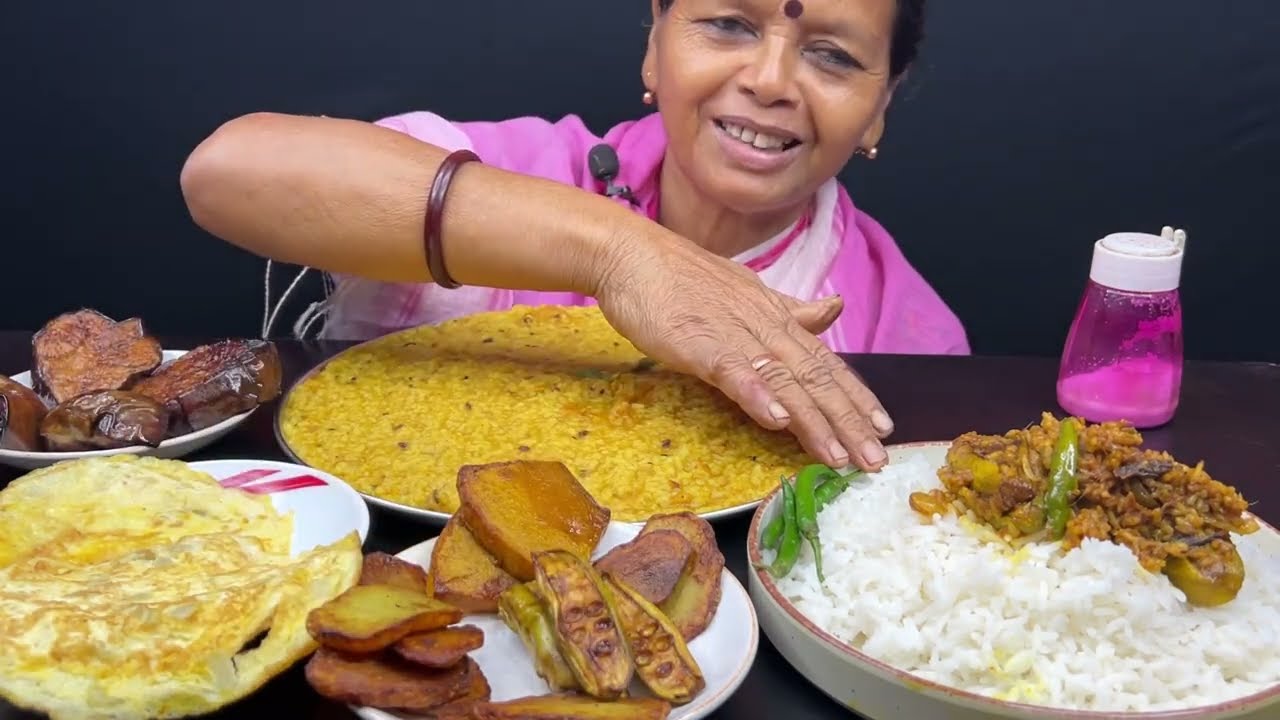 BIGBITES, EATING KHICHRI, OMLET, BEGUN VAJA, ALU VAJA, VAT, CHAL POTOL।।