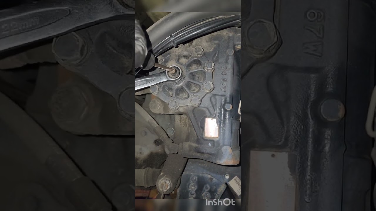 how to adjust and #eliminate #steering #play on the steering #gear box of #hino #truck 🛠👍